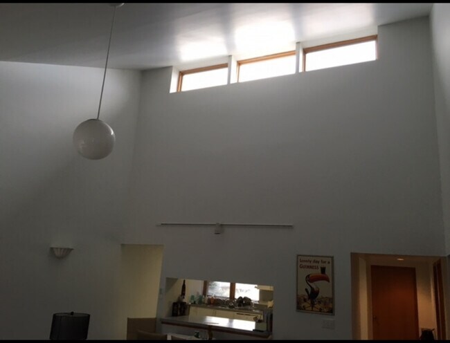 Techos estilo catedral con tragaluces - 1047 Danby Rd
