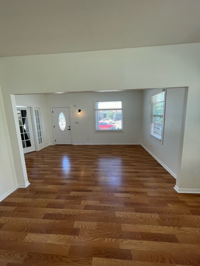 Building Photo - 1110 W 164th St