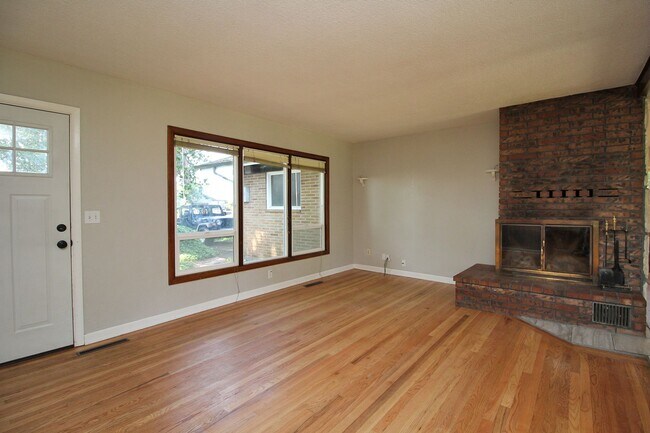 Foto del edificio - Spacious 3 Bed Mid-Century Ranch on Large ...