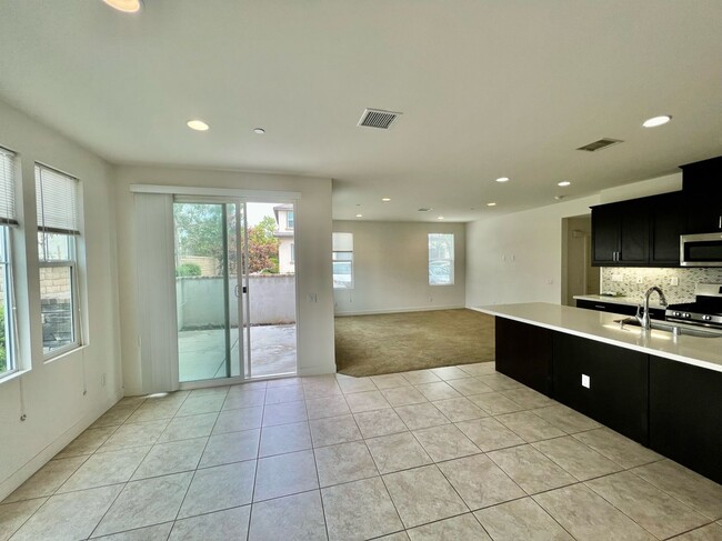 Building Photo - Modern 4 Bedroom Townhome in New Anderson ...