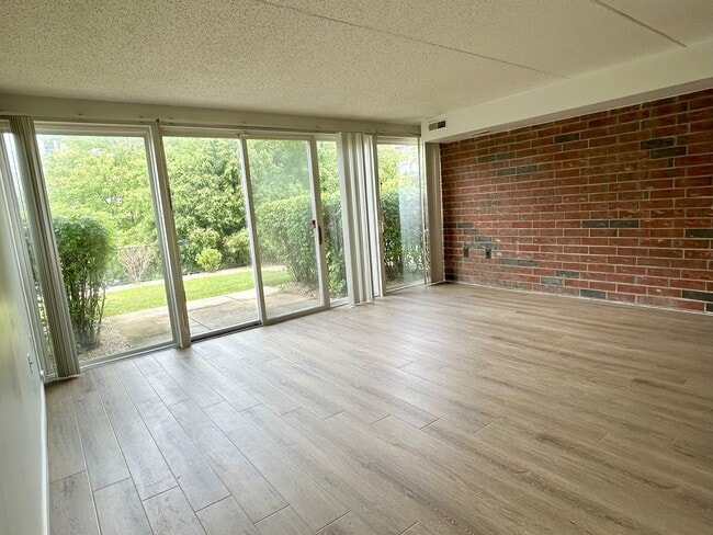 Living - 120 E 32nd St