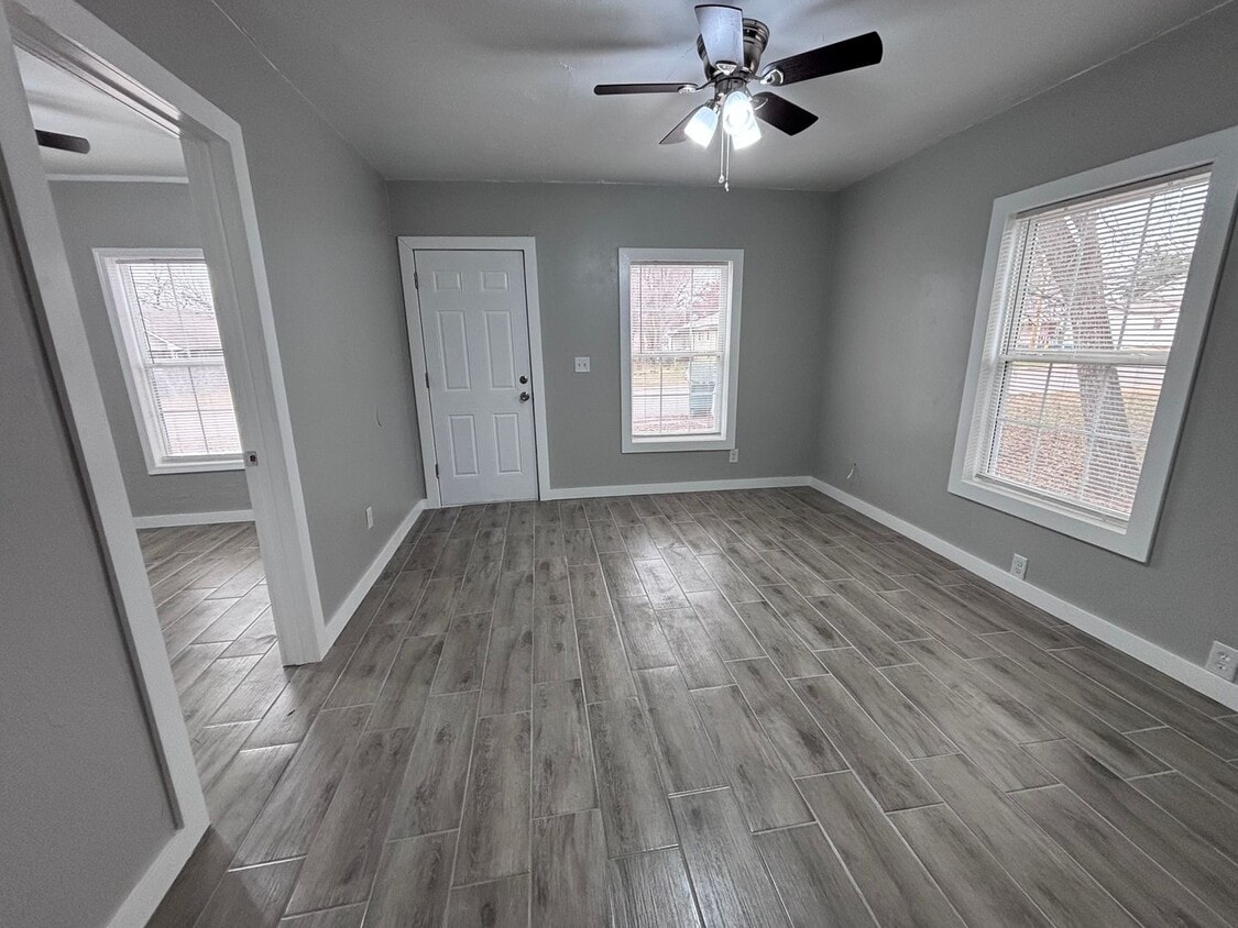 Remodeled 2 bedroom, 1 bathroom house with fenced yard and garage - Coming Soon - Cute 2 bedroom, 1 bathroom h...