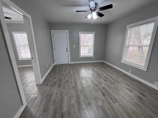 Remodeled 2 bedroom, 1 bathroom house with fenced yard and garage - Remodeled 2 bedroom, 1 bathroom house with fenced yard and garage