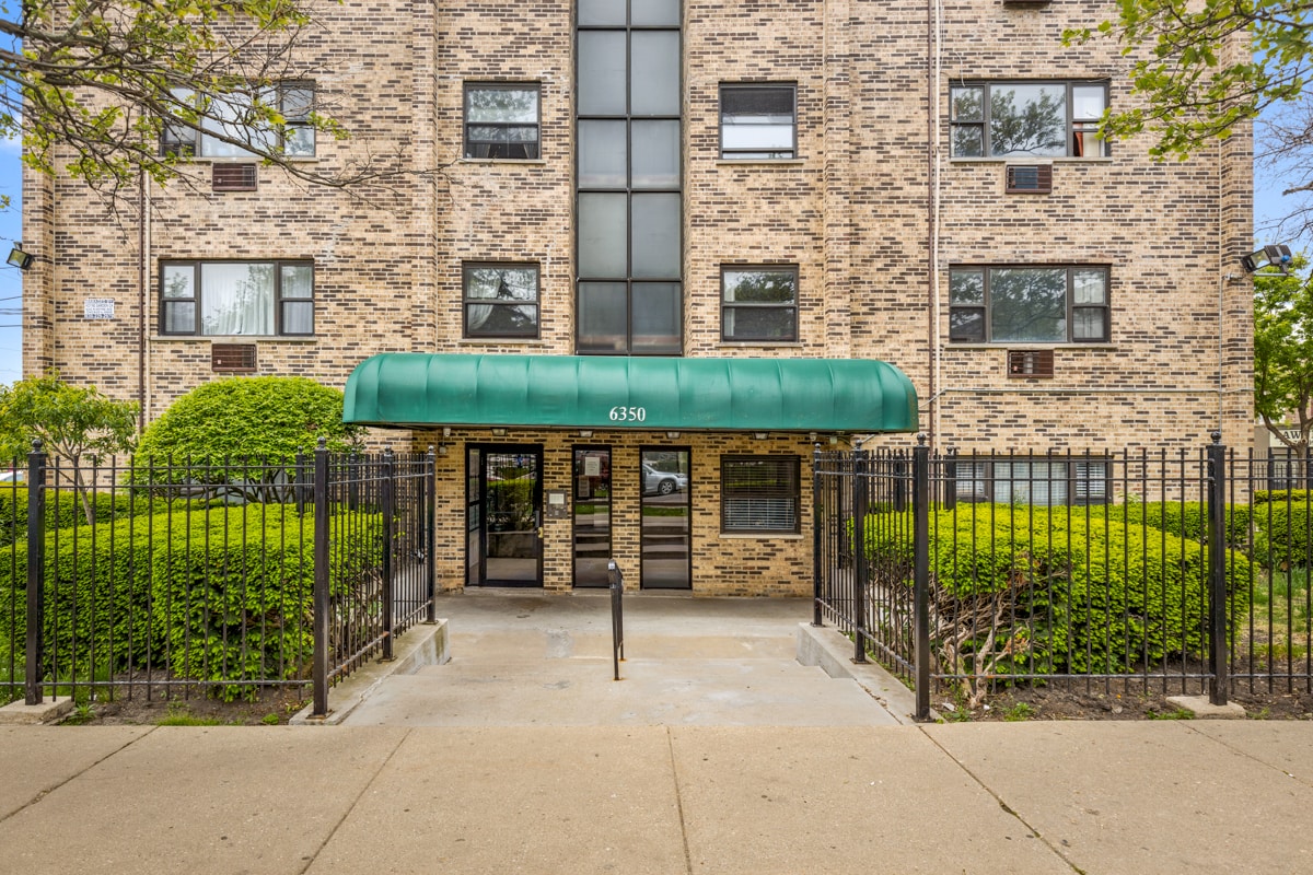 Primary Photo - 6350 N Hoyne Ave