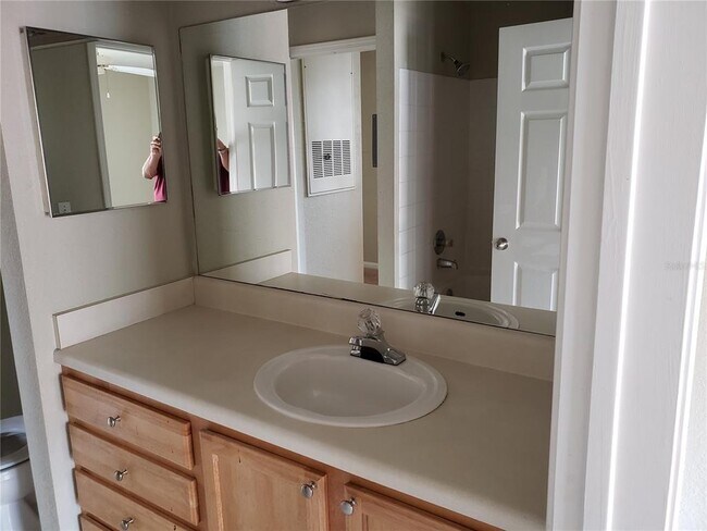 Foto del edificio - 9069 Lee Vista Blvd