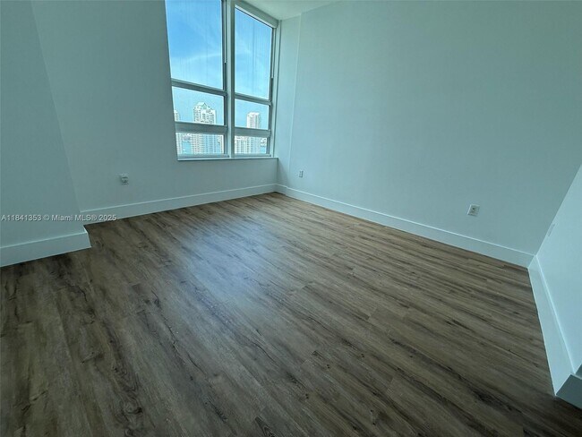 Building Photo - 950 Brickell Bay Dr