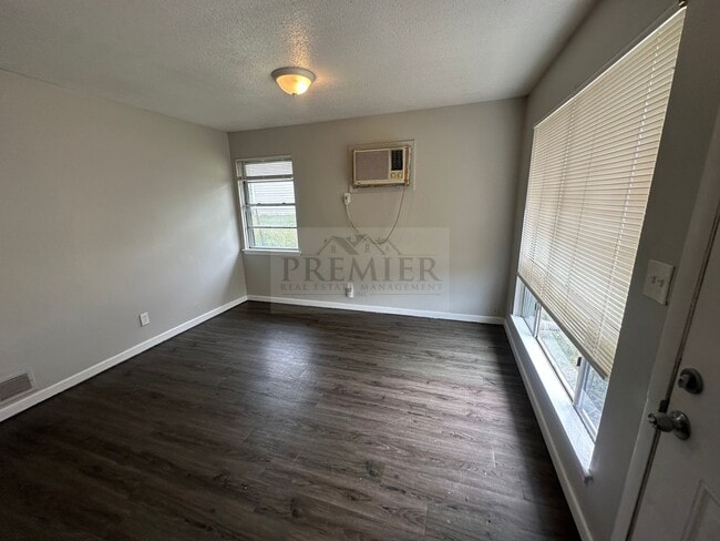 Foto del edificio - 6204 E 155th St