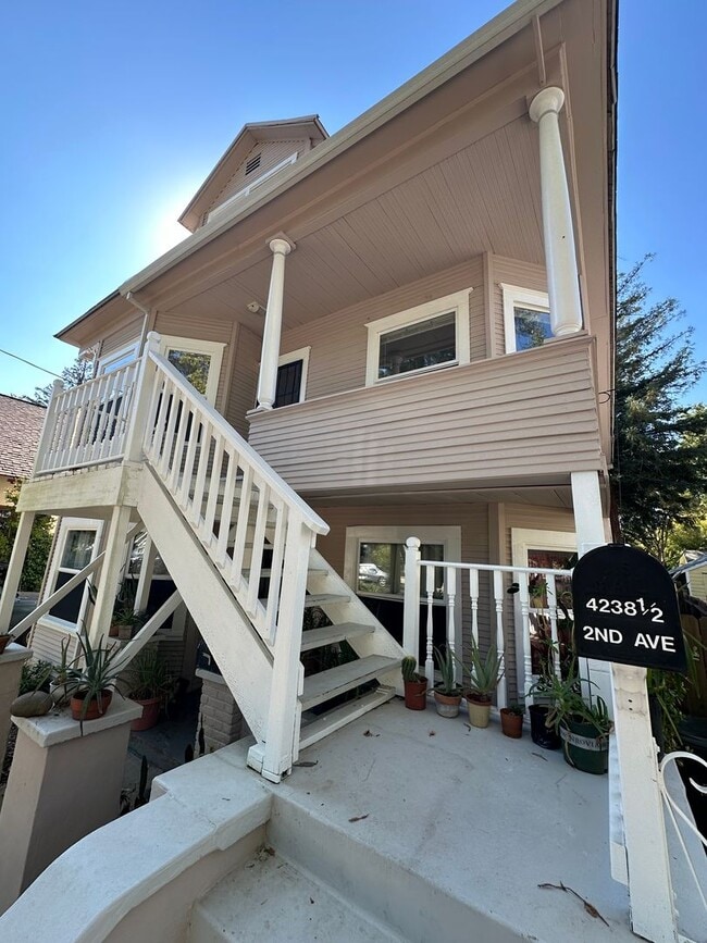 Foto del edificio - Upstairs 2 Bedroom - Near UCD Med Center