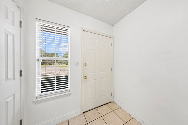 Building Photo - Affordable Townhouse in IDEAL location!!