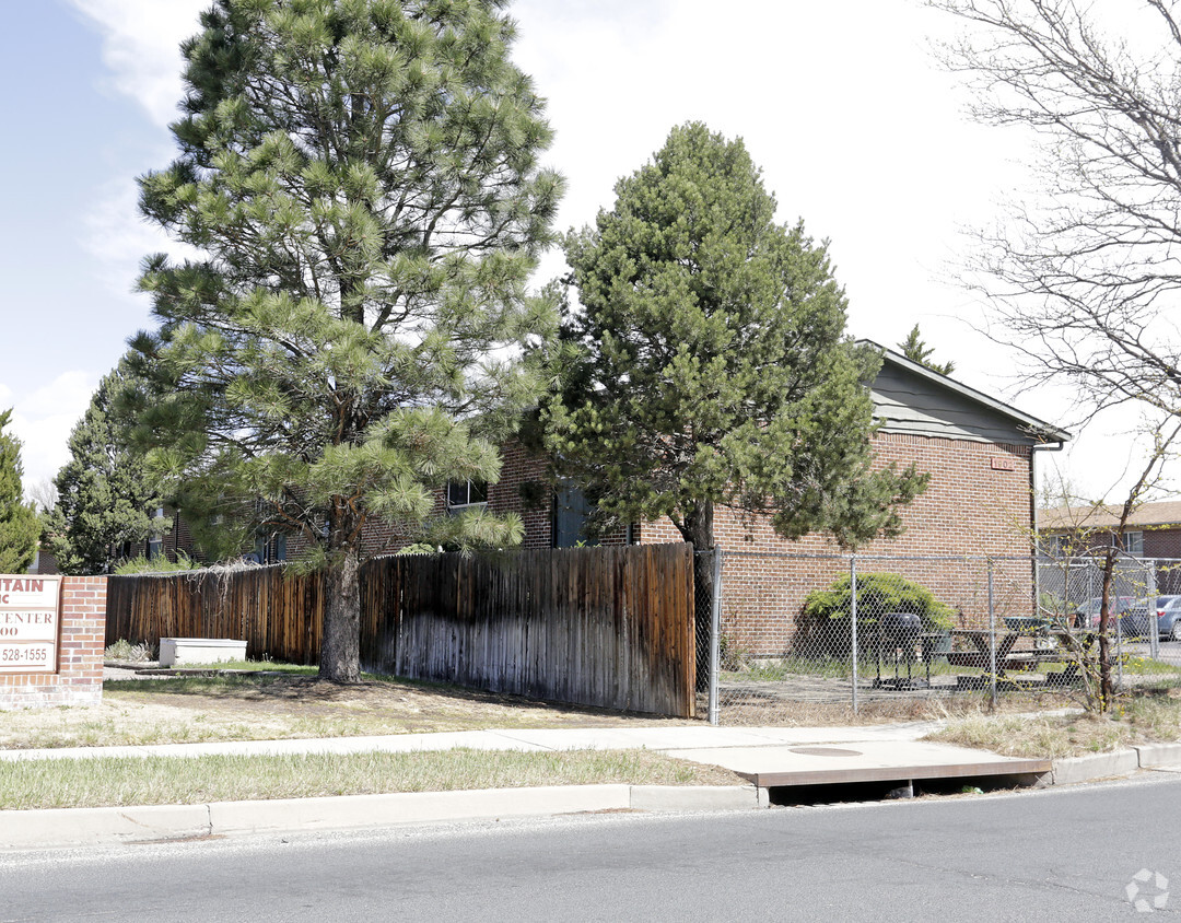 Building Photo - The Irish Spring Apts