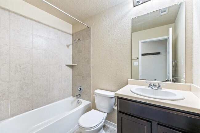Foto del edificio - Large, 4 bedroom single story in a beautiful community full of amenities for you to enjoy!