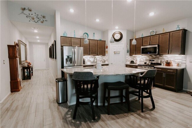 Foto del edificio - Single Story Home with Lush Backyard! Comi...