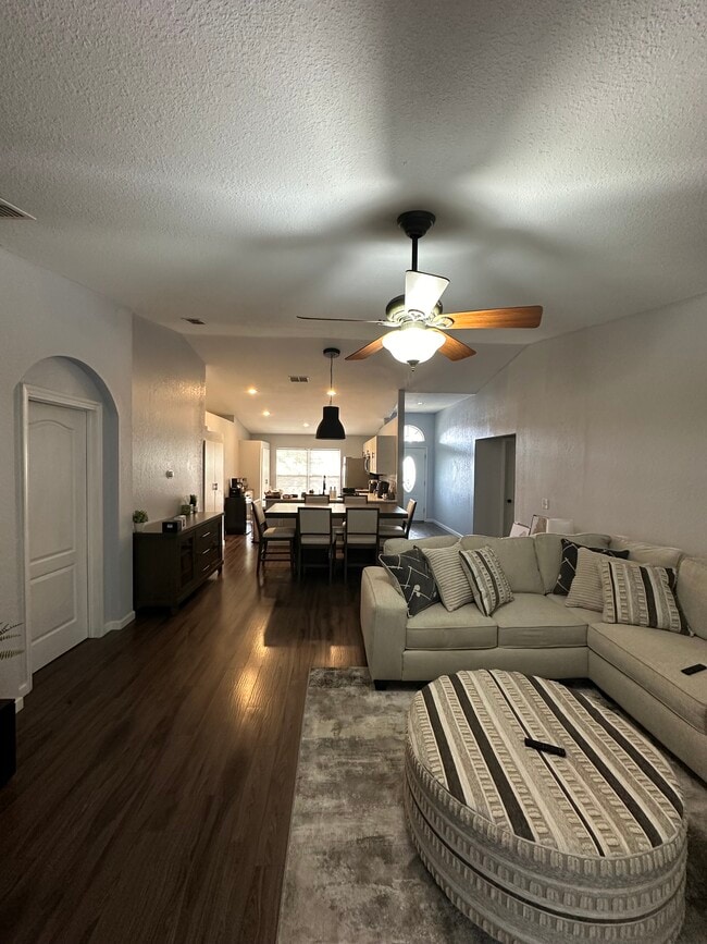 Building Photo - 8426 Greystone Dr