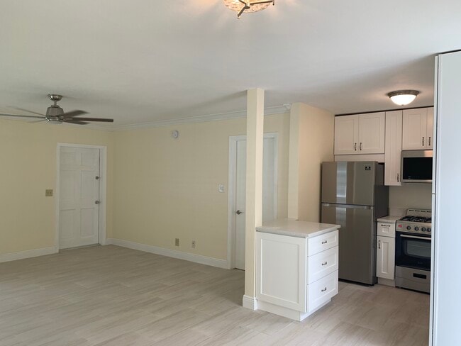 Building Photo - 414 NE 7th Ave