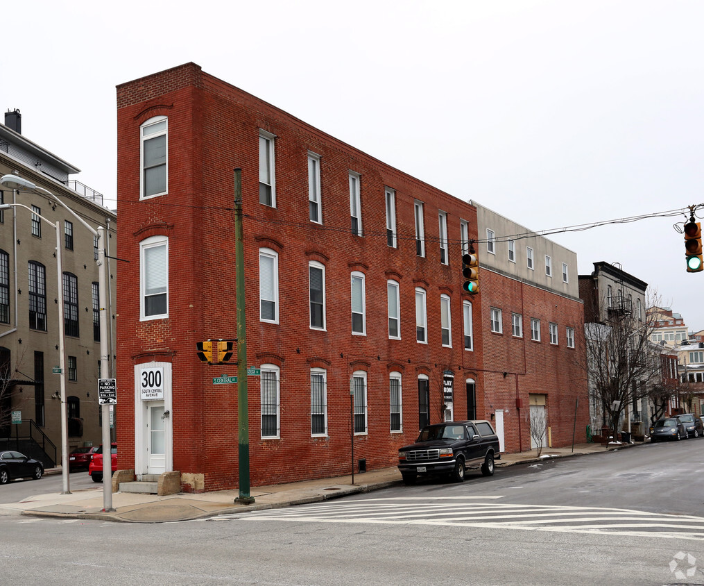 Building Photo - Flat Iron Apartments