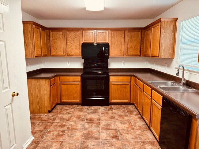Building Photo - 3 Bedroom/2.5 Bath Springwood Subdivision