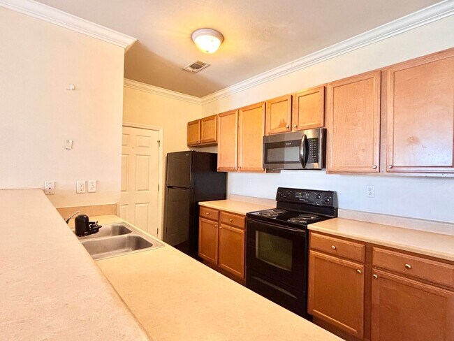 Foto del edificio - 3 Bedroom Condo Near LSU! Located in a gat...