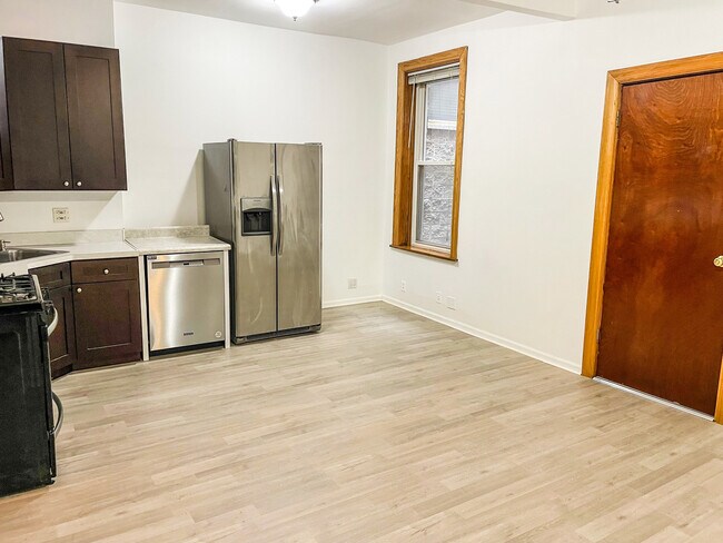 Foto del edificio - 2152 W Division St