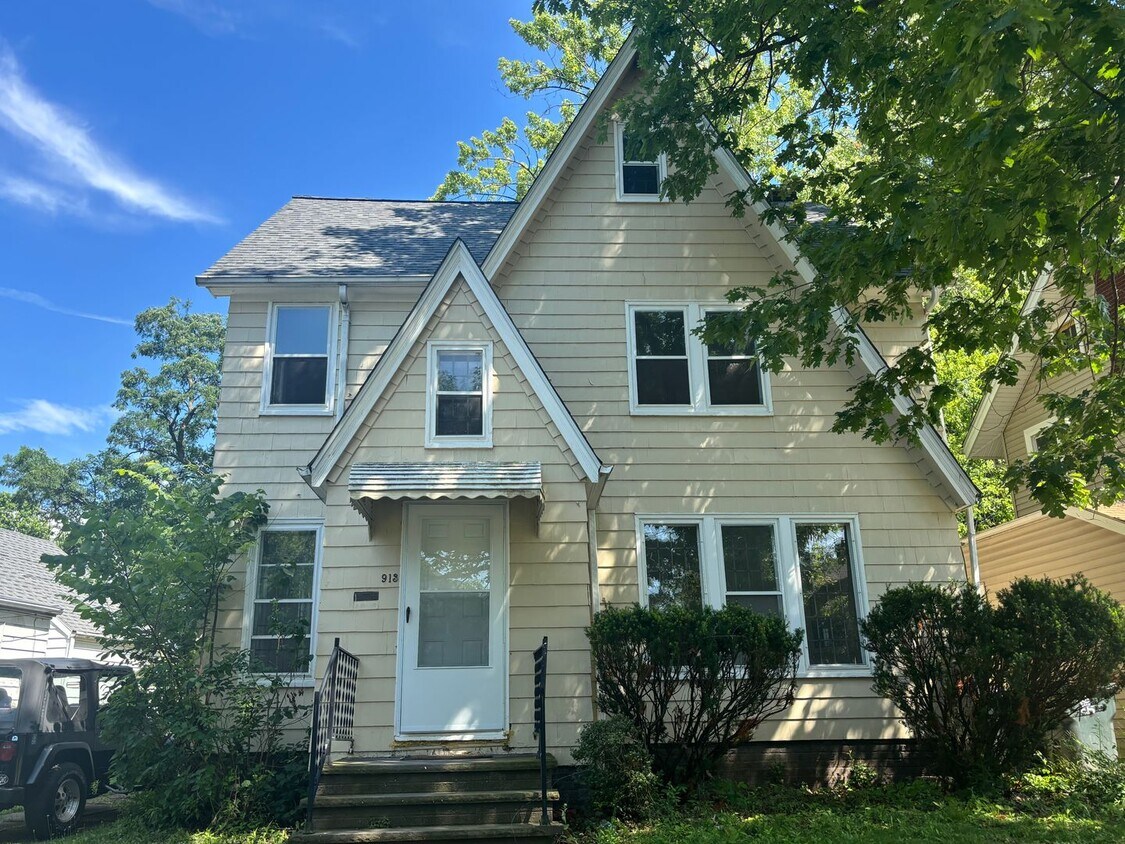 Primary Photo - Beautifully Renovated 4-Bedroom Home in Cl...