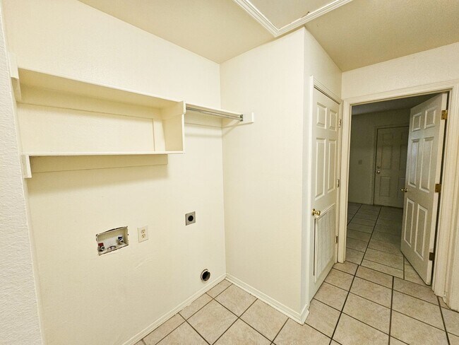 Building Photo - Nice 3 Bedroom/2 Bathroom Duplex off Jenny...