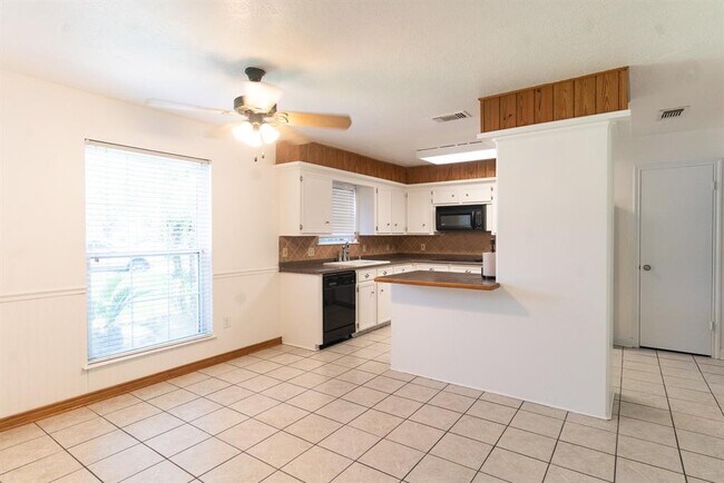 Building Photo - 1706 Hilton Head Dr