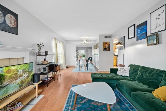 Building Photo - Beautiful 2 bedroom/2 bath Condo