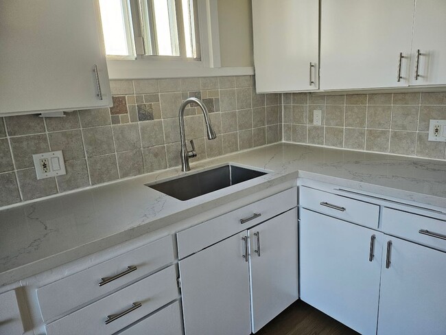 Building Photo - Fresh 2 bedroom 1.5 bath house in San Bruno