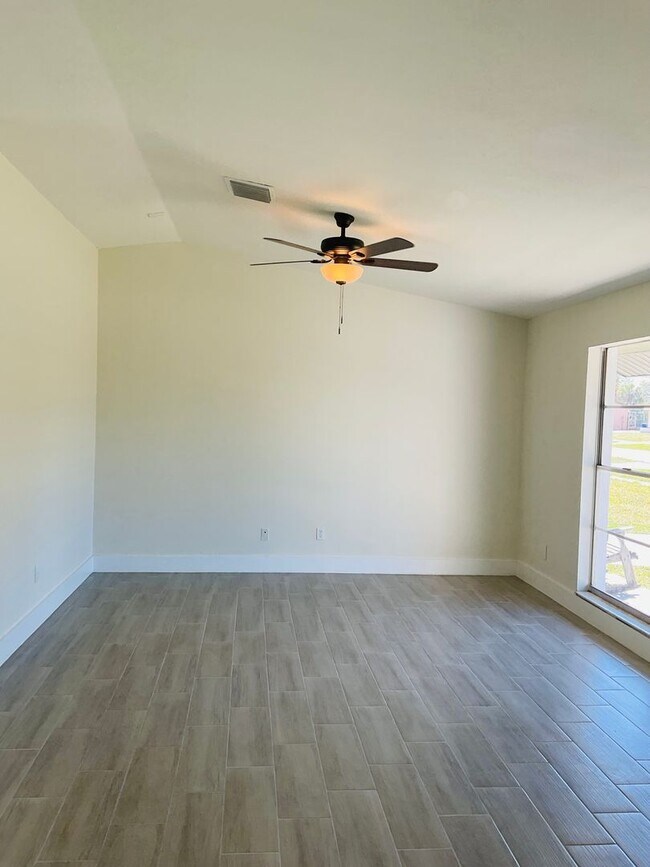 Building Photo - Newly Remodeled 3/2 with Garage and Lake V...