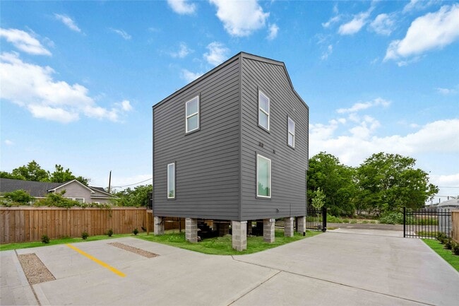 Building Photo - 1907 Hailey St