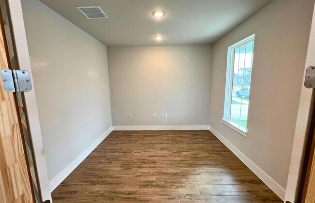 Foto del edificio - 8100 Corrigan Pass