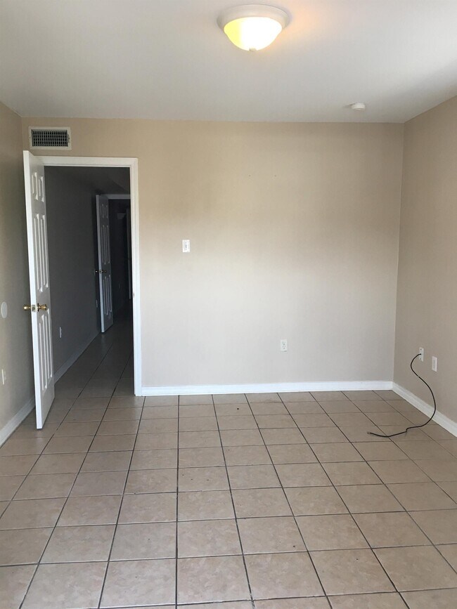 Building Photo - 423 S Murat St