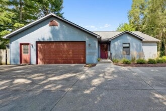 Building Photo - 10419 Maple Rd