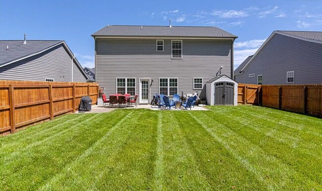 Foto del edificio - Amazing 4 bedrooms, 2.5 baths 2-story home...