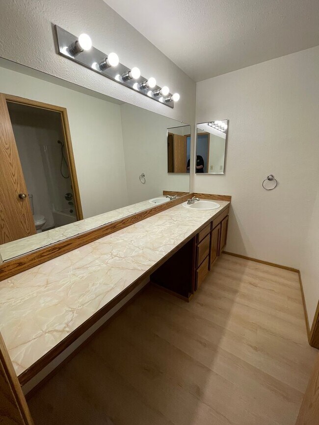 Foto del edificio - Pet Friendly Spacious 3 Bedroom Condo, Clo...