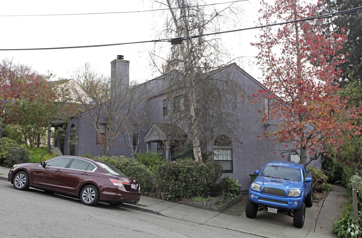 Building Photo - 1 Home Pl E