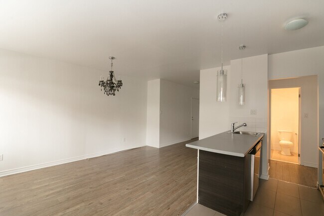 Building Photo - 809 Av. Bloomfield