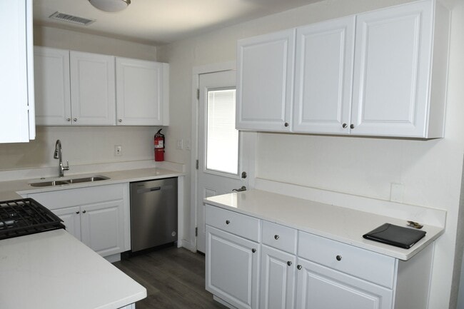 Building Photo - 1339 E Glenrosa Ave