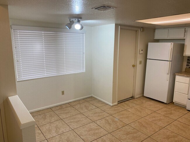 Foto del edificio - Henderson!!! 4 Bedrooms!! Single Story!! 2 car garage!! Big Back Yard!!! No HOA!! All Appliances!!