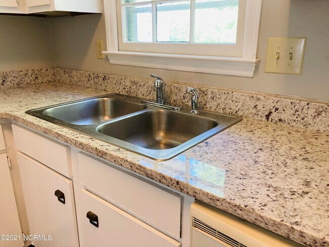 Foto del edificio - 411 Cedar Creek Dr