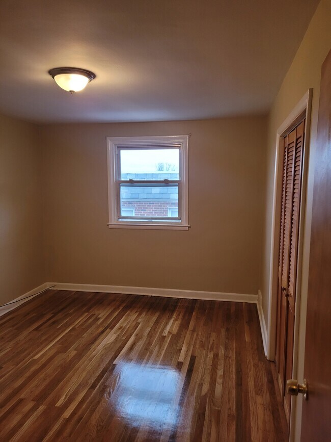 Front bedroom - 906 E Sedgwick St