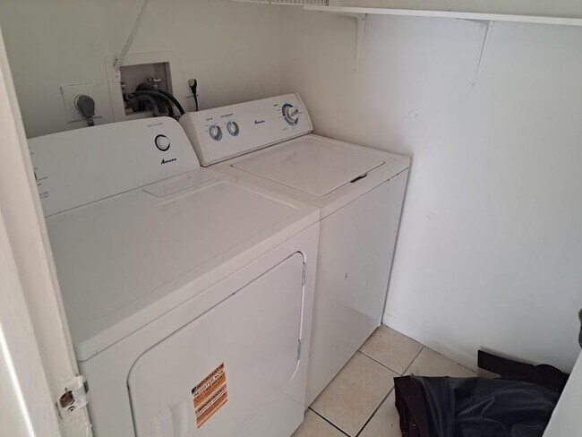 Foto del edificio - 5760 Rock Island Rd