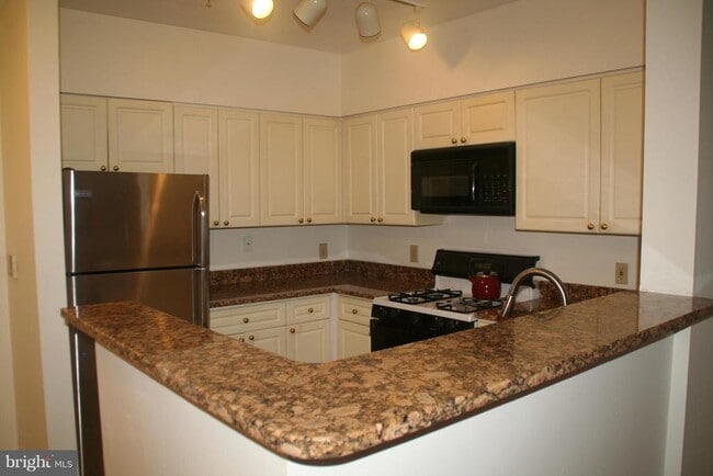 Building Photo - 2204 Westcourt Ln