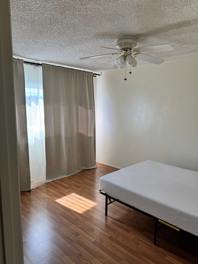 Foto del edificio - 1286 W 36th St