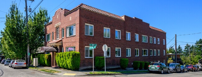 Building Photo - DeSoto Arms - Studio + extra room