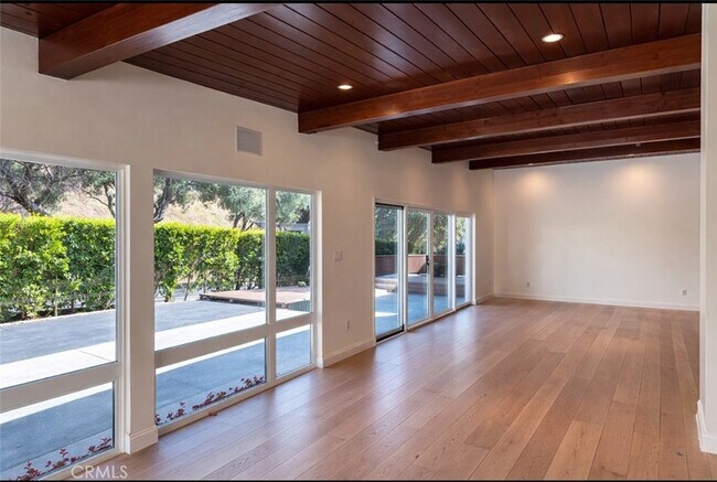 Foto del edificio - 940 Crestview Dr