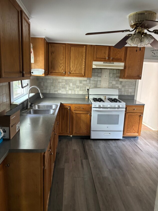 Primary Photo - 147 W Parker St