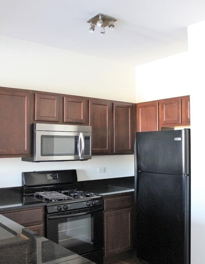 Foto principal - 4217 W Irving Park Rd