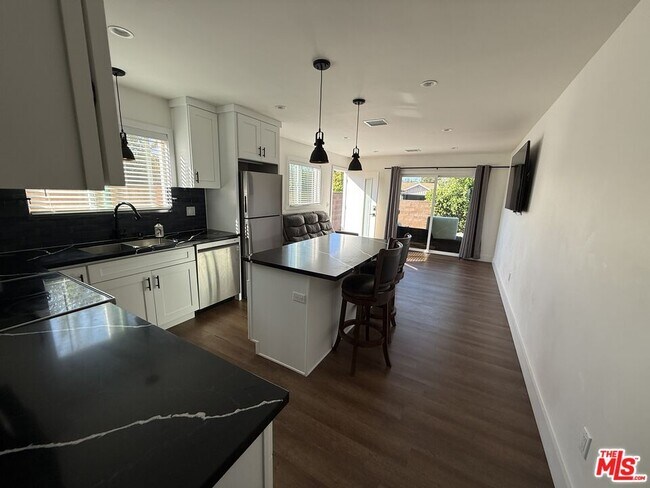 Foto del edificio - 8302 Capps Ave