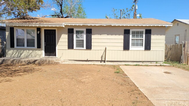 Building Photo - Totally Remodeled!! Available April 1st! 3...