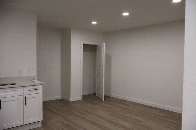 Foto del edificio - 5502 Circlegate Dr